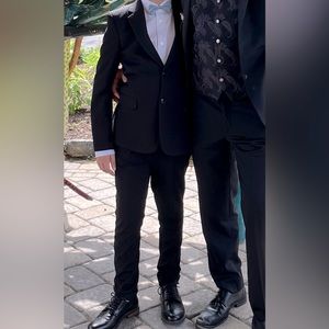 Boys lightweight suit with 4-way stretch. Super soft and quality material